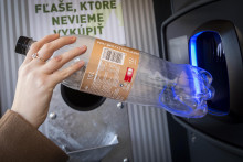V rámci recyklácie si spotrebitelia osvojili zálohovanie fliaš. FOTO: TASR/Jaromír Novák