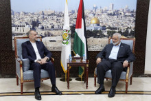 Zľava iránsky minister zahraničných vecí Hosejn Amír Abdollahján a šéf palestínskeho militantného hnutia Hamas Ismaíl Haníj. FOTO: TASR/AP