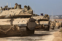 Izraelské tanky a vojenské vozidlá zaujímajú pozície v blízkosti hraníc s pásmom Gazy na juhu Izraela. FOTO: REUTERS
