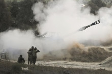 Izraelské mobilné delostrelectvo páli z juhu Izraela na pásmo Gazy neďaleko hranice Izraela s pásmom Gazy. FOTO: TASR/AP