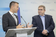 Vľavo nový minister školstva Tomáš Drucker (Hlas-SD) a vpravo bývalý minister školstva Daniel Bútora. FOTO: TASR/Martin Baumann