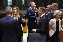 Slovenský premiér Robert Fico, maďarský premiér Viktor Orbán, belgický premiér Alexander De Croo, fínsky premiér Petteri Orpo, predsedníčka Európskej komisie Ursula von der Leyenová, predsedníčka Európskeho parlamentu Roberta Metsolová a slovinský premiér Robert Golob diskutujú na úvod dvojdňového summitu lídrov EÚ v Bruseli. FOTO: TASR/AP