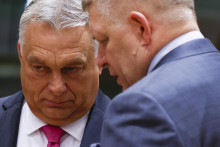 Slovenský premiér Robert Fico (vpravo) a maďarský premiér Viktor Orbán (vľavo) diskutujú na úvod dvojdňového summitu lídrov Európskej únie. FOTO: TASR/AP