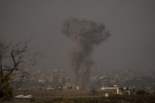 Dym stúpa po raketovom útoku izraelskej armády na pásmo Gazy, ktorý je vidieť z juhu Izraela. FOTO: TASR/AP