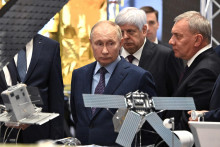 Ruský prezident Vladimir Putin v Roskosmose. FOTO: REUTERS