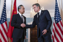 Čínsky minister zaraničných vecí Wang I a americký šéf diplomacie Antony Blinken. FOTO: TASR/AP
