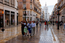 Turisti kráčajú centrom španielskej Malagy. FOTO: REUTERS