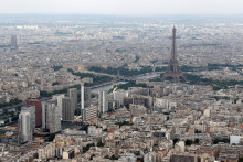 Záber na Eiffelovu vežu v Paríži. FOTO: REUTERS