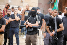Militanti a smútiaci sa zúčastňujú na pohrebe dvoch Palestínčanov, Jawada Tourkyho a Aysara Ameera, ktorí boli zabití pri izraelskom nájazde na Západnom brehu Jordánu. FOTO: REUTERS