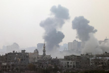 Po izraelskom útoku na Gazu stúpa dym. FOTO: Reuters