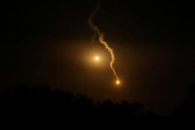 Svetlice sú na snímke nad Gazou, videné zo Sderotu v južnom Izraeli.  FOTO: Reuters