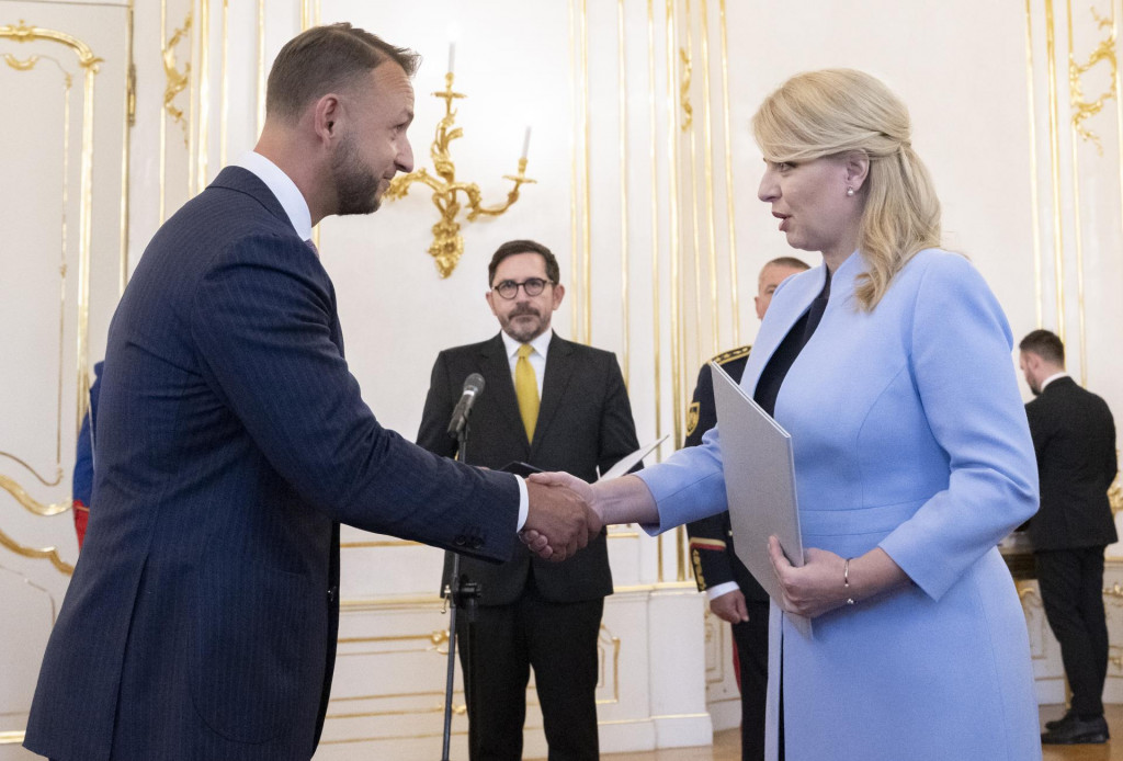 Vpravo prezidentka Zuzana Čaputová počas vymenovania vlády, vľavo vymenovaný minister vnútra Matúš Šutaj Eštok. FOTO: TASR/Martin Baumann