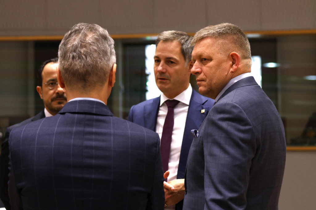 Slovenský premiér Robert Fico a belgický premiér Alexander De Croo diskutujú na úvod dvojdňového summitu lídrov EÚ v Bruseli. FOTO: TASR/AP