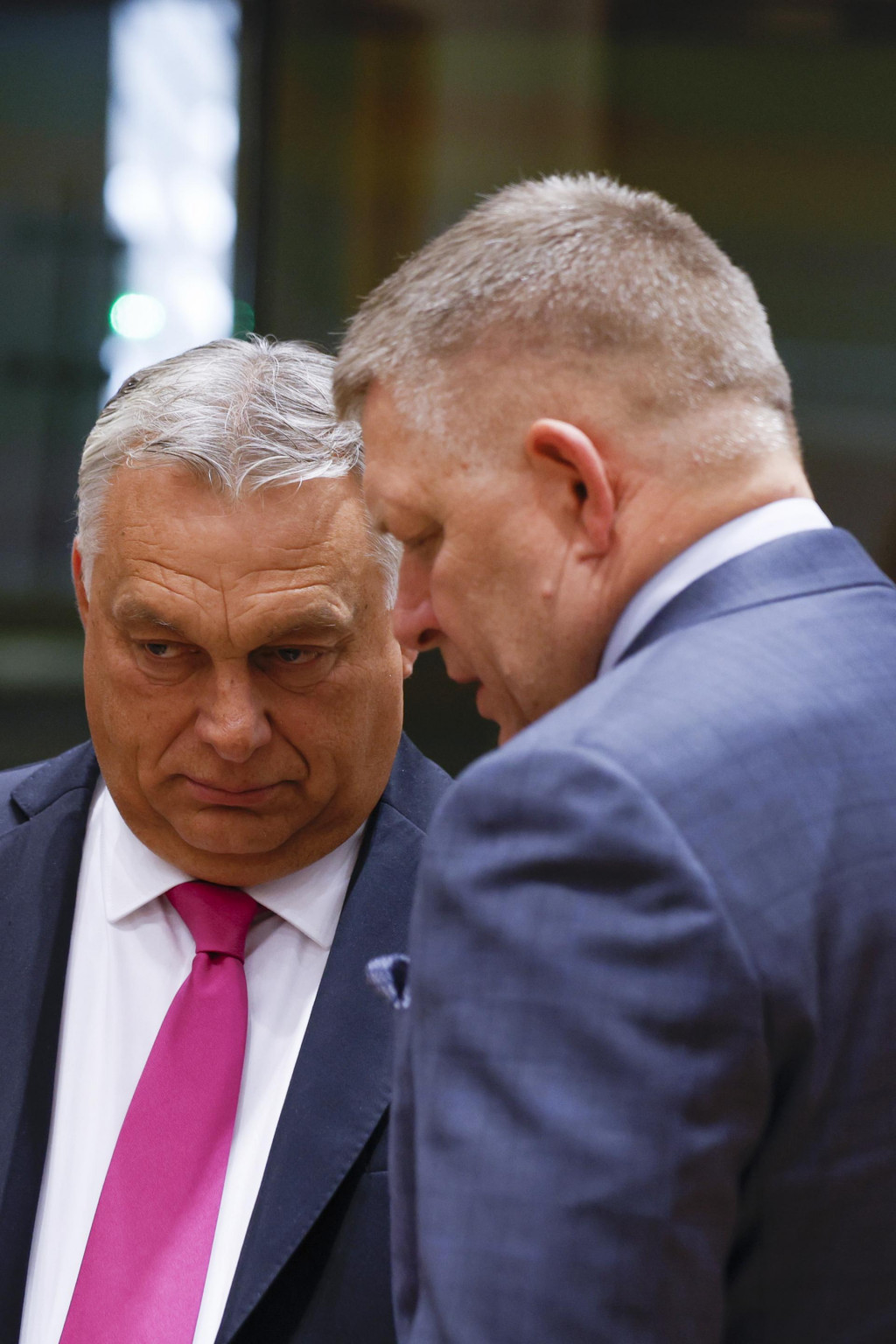 Slovenský premiér Robert Fico (vpravo) a maďarský premiér Viktor Orbán (vľavo) diskutujú na úvod dvojdňového summitu lídrov Európskej únie. FOTO: TASR/AP