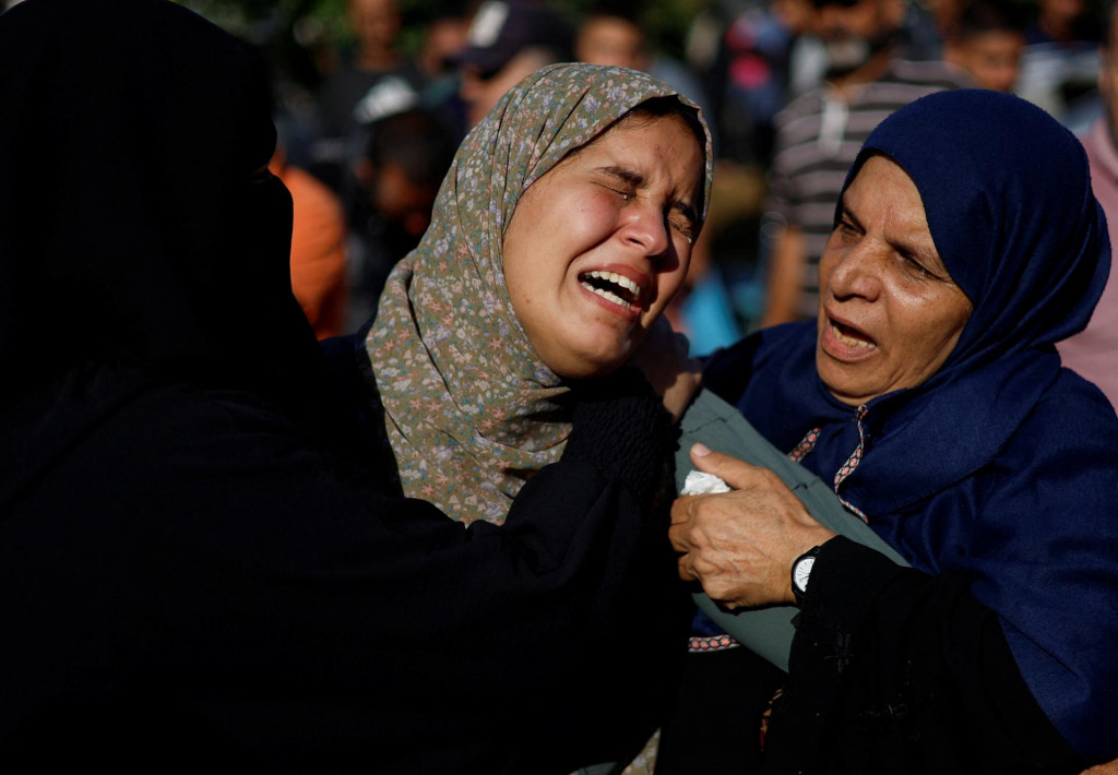 Ženy smútia počas pohrebu za Palestínčanmi zabitými izraelskými útokmi. FOTO: Reuters