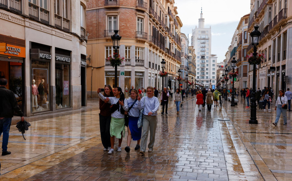 Turisti kráčajú centrom španielskej Malagy. FOTO: REUTERS
