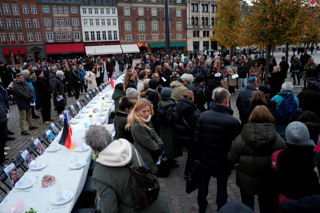 Šabatový stôl pre viac ako 200 rukojemníkov uväznených v Gaze je pripravený s miestom pre každého z rukojemníkov v Kongens Nytorv v Kodani v Dánsku. FOTO: Reuters