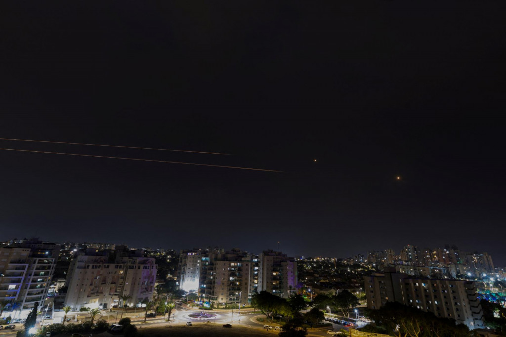 Izraelský protiraketový systém Iron Dome zachytáva rakety odpálené z pásma Gazy. FOTO: Reuters