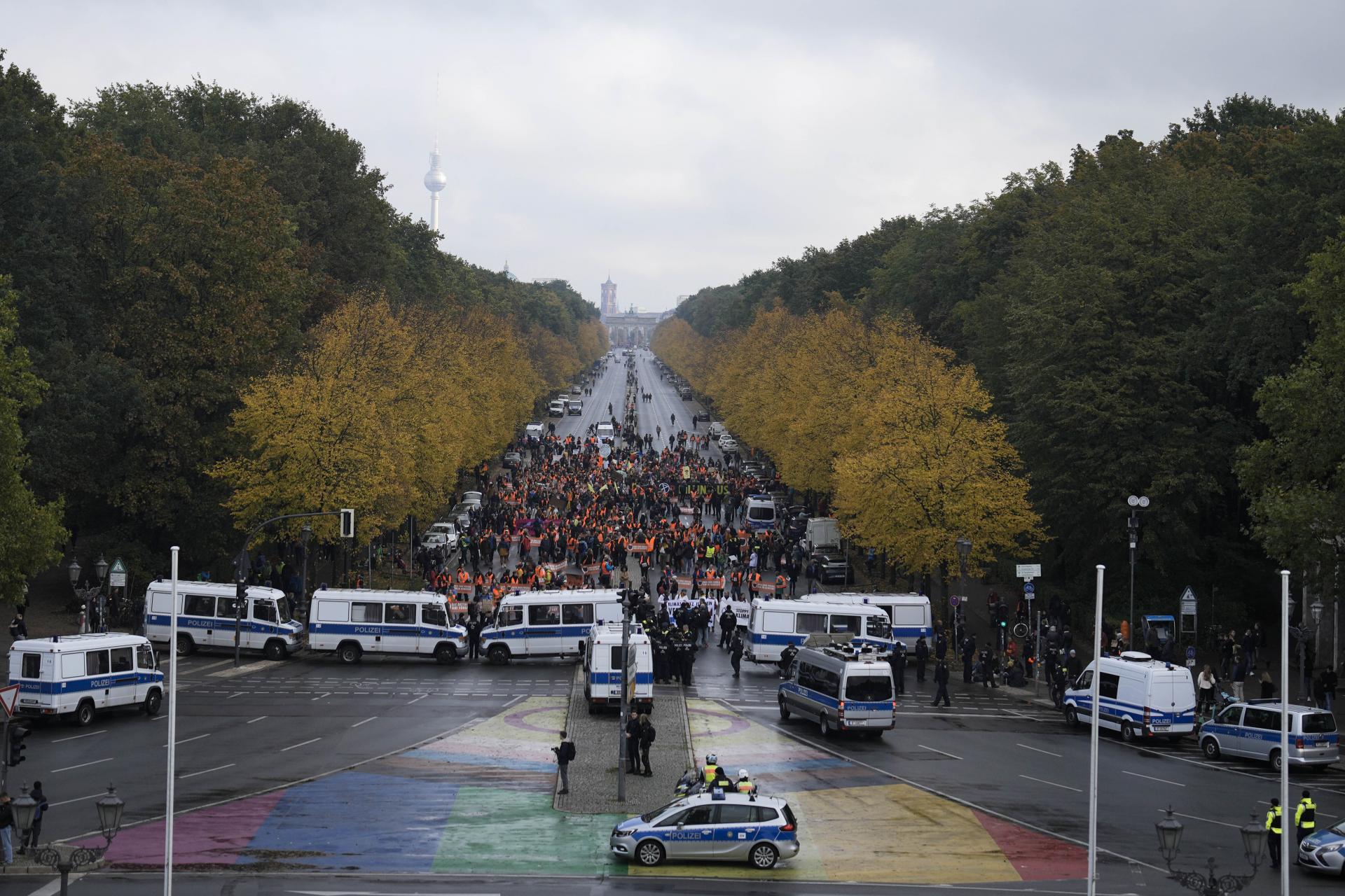 Klimatickí aktivisti blokovali dopravu na ulici v centre Berlína