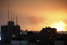 Výbuchy, ktoré sú spôsobené izraelskými leteckými útokmi v severnej časti pásma Gazy. FOTO: TASR/AP