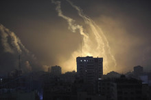 Dym stúpa po izraelských leteckých útokoch na severe pásma Gazy. FOTO: TASR/AP