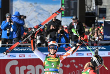 Petra Vlhová sa teší z tretieho miesta v obrovskom slalome Svetového pohára v rakúskom Söldene. FOTO: TASR/Martin Baumann