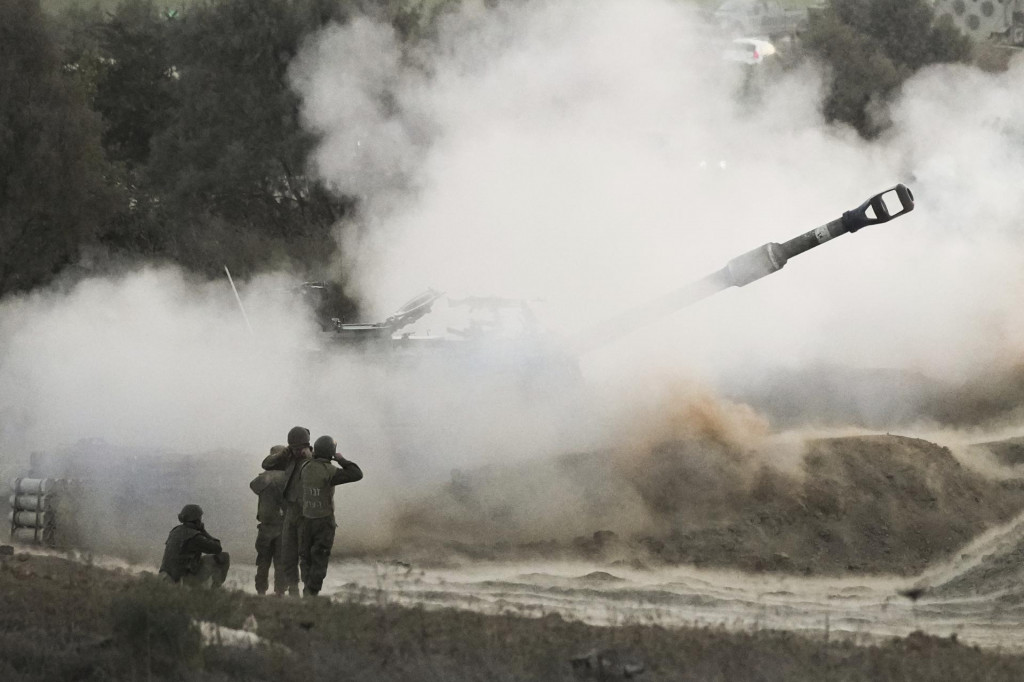 Izraelské mobilné delostrelectvo páli z juhu Izraela na pásmo Gazy. FOTO: TASR/AP