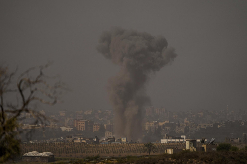 Dym stúpa po raketovom útoku izraelskej armády na pásmo Gazy. FOTO: TASR/AP