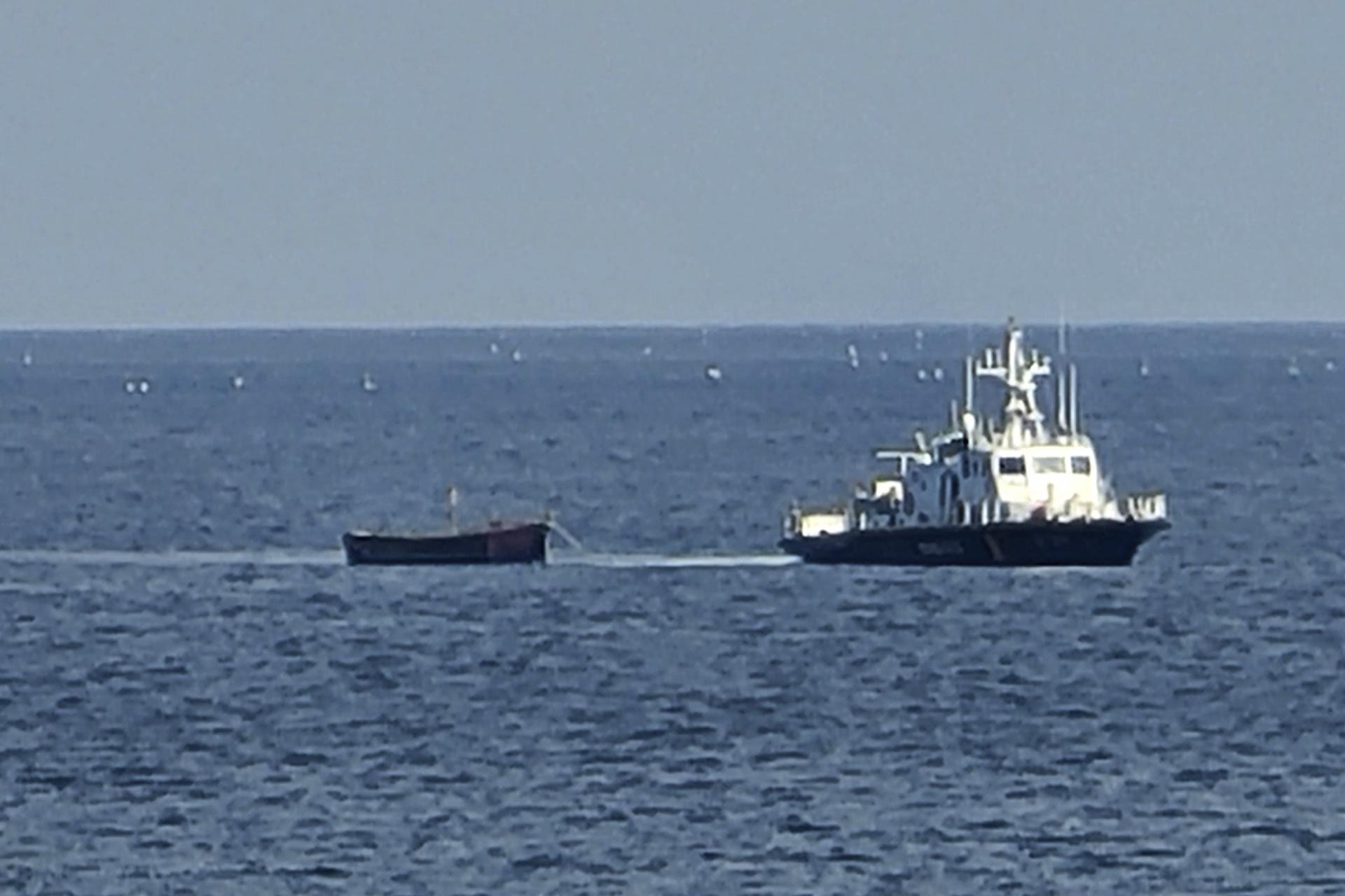 Juhokórejská hliadková loď pomohla lodi KĽDR unášanej vlnami blízko hranice