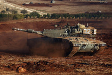 Izraelský tank na hraniciach. FOTO: Reuters