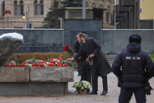 Holandský veľvyslanec v Rusku Gilles Beschoor Plug kladie kvety k pamätníku Soloveckého kameňa v predvečer dňa spomienky na obete politických represií v Moskve. FOTO: Reuters