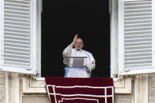 Pápež František udeľuje požehnanie počas tradičnej modlitby Anjel Pána na Námestí sv. Petra vo Vatikáne. FOTO: TASR/AP