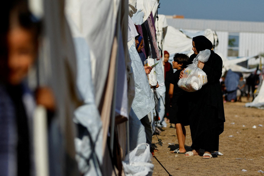 Palestínčania, ktorí utiekli zo svojich domov pred izraelskými útokmi, sa ukrývajú v stanovom tábore v centre spravovanom Organizáciou Spojených národov. FOTO: Reuters