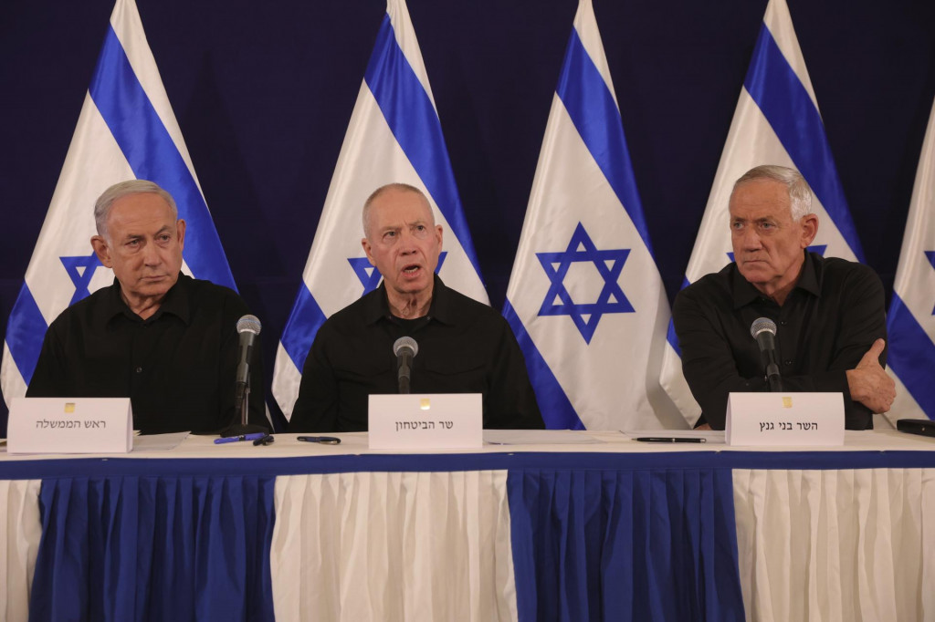 Izraelský premiér Benjamin Netanjahu, izraelský minister obrany Joav Galant a politik Benny Gantz počas tlačovej konferencie v Tel Avive. FOTO: TASR/AP