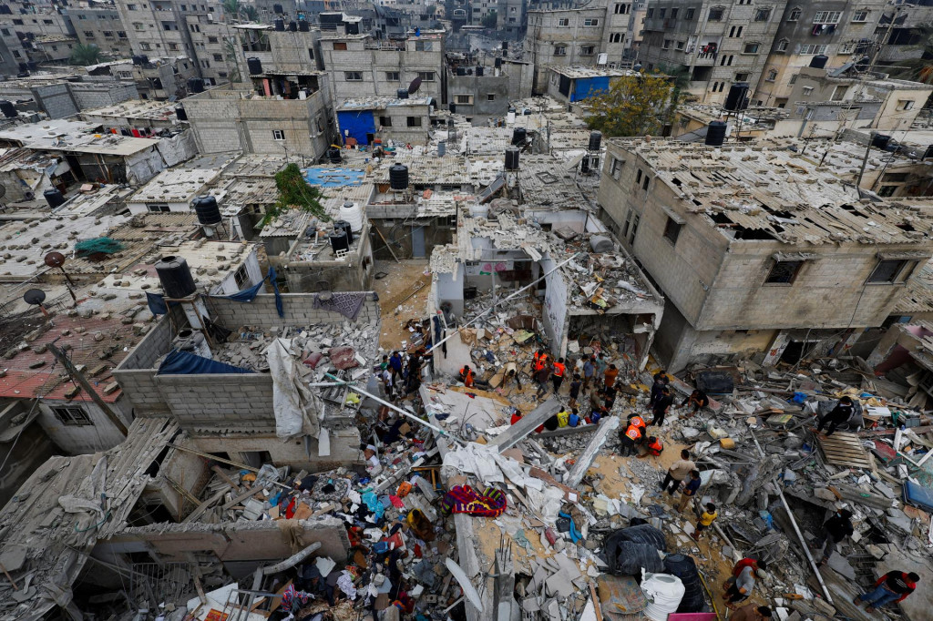 Pohotovostný personál a ľudia kontrolujú škody na mieste izraelských útokov.  FOTO: Reuters