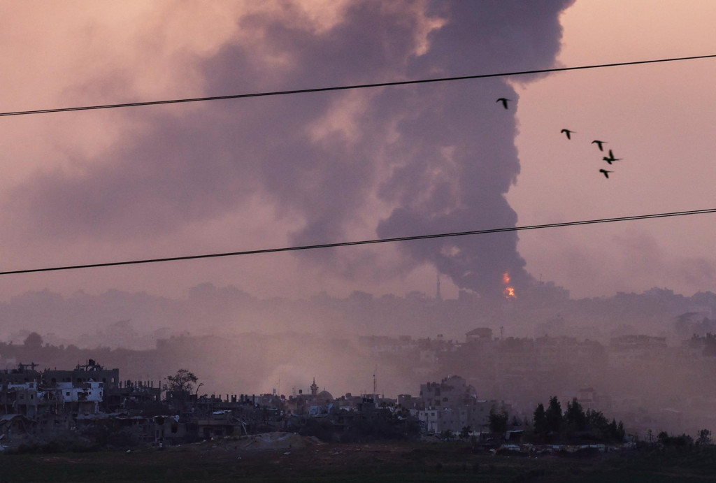 Nad Gazou stúpa dym pri pohľade z izraelskej hranice s Gazou. FOTO: Reuters