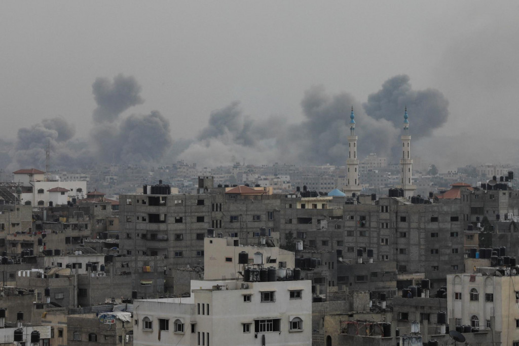 Počas izraelských útokov stúpajú oblaky dymu. FOTO: Reuters