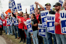 Štrajkujúci členovia United Auto Workers (UAW) počas demonštrácie pri General Motors Lansing Delta Plant v michiganskom meste Delta Township. FOTO: REUTERS