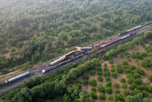 Zážka dvoch osobných vlakov v indickom štáte Ándhrapradéš. FOTO: Reuters