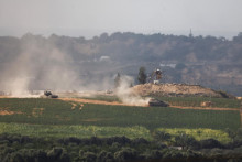 Izraelské tanky manévrujú v Pásme Gazy. FOTO: REUTERS