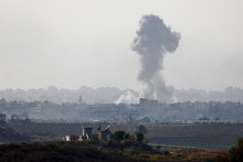 Dym sa valí po odpálení rakiet z pásma Gazy do Izraela. FOTO: Reuters
