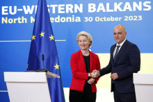 Predsedníčka Európskej komisie Ursula von der Leyenová a premiér Severného Macedónska Dimitar Kovačevski. FOTO: TASR/AP