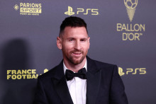 Zlatá lopta 2023 – Lionel Messi pózuje pred udeľovaním cien. FOTO: Reuters