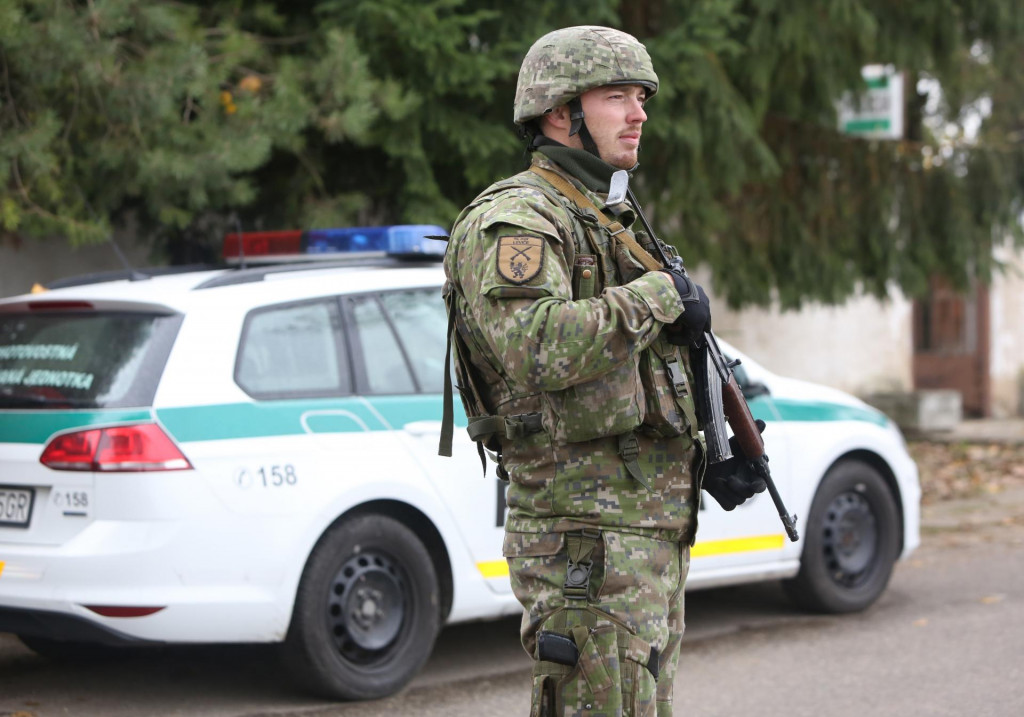 Robert Fico v&iacute;ta, že ministerstvo vn&uacute;tra si stanovilo za jednu z prior&iacute;t pr&aacute;ve rie&scaron;enie migr&aacute;cie. FOTO: HN/Peter Mayer