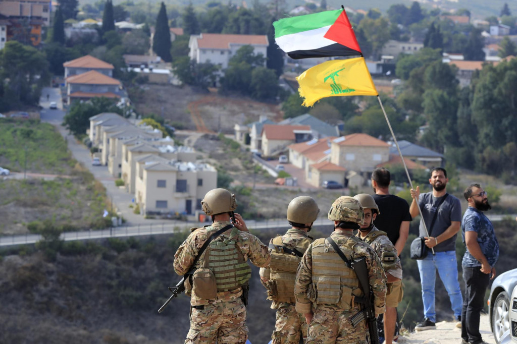 Libanonskí vojaci stoja na kopci v pohraničnej obci na juhu Libanonu. FOTO: TASR/AP