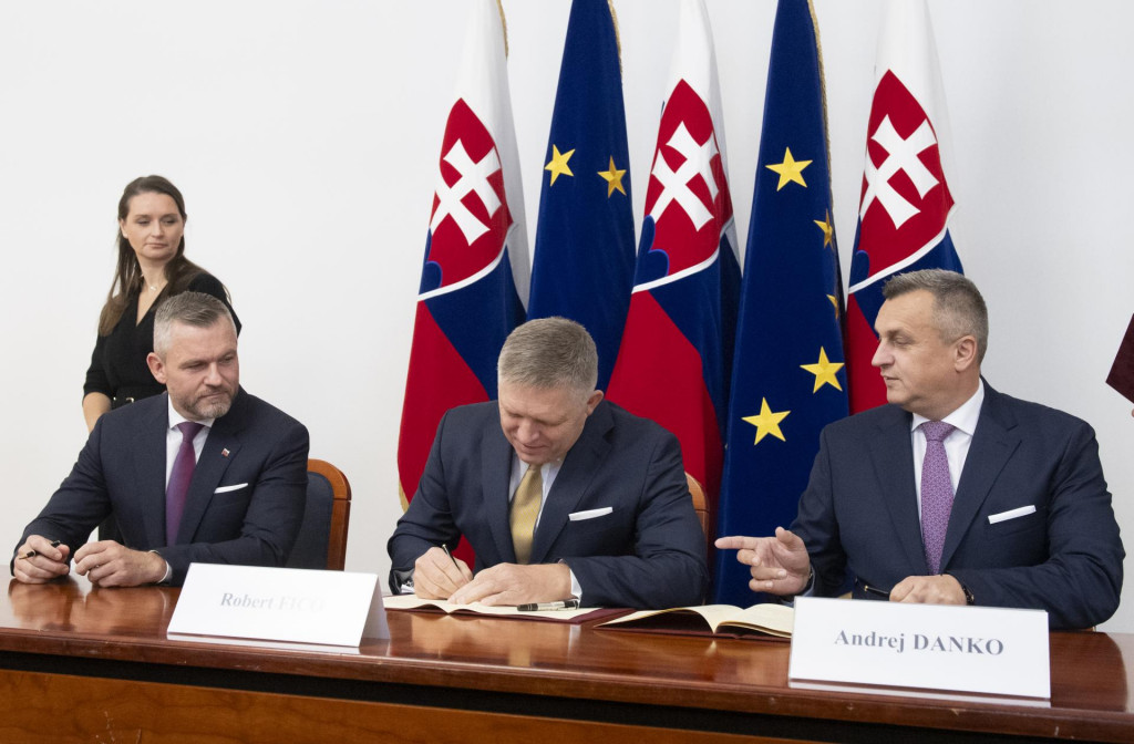 Lídri Hlasu, Smeru a SNS podpísali koaličnú dohodu, v ktorej prisľúbili opatrenia na zabezpečenie vyššieho ako predikovaného hospodárskeho rastu. FOTO: TASR/Martin Baumann