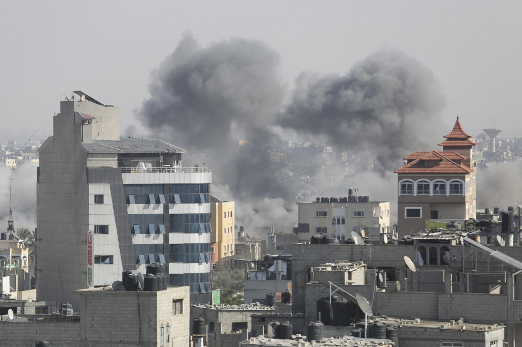 Explózia po izraelskom leteckom útoku na pásmo Gazy v meste Rafah. FOTO: TASR/AP
