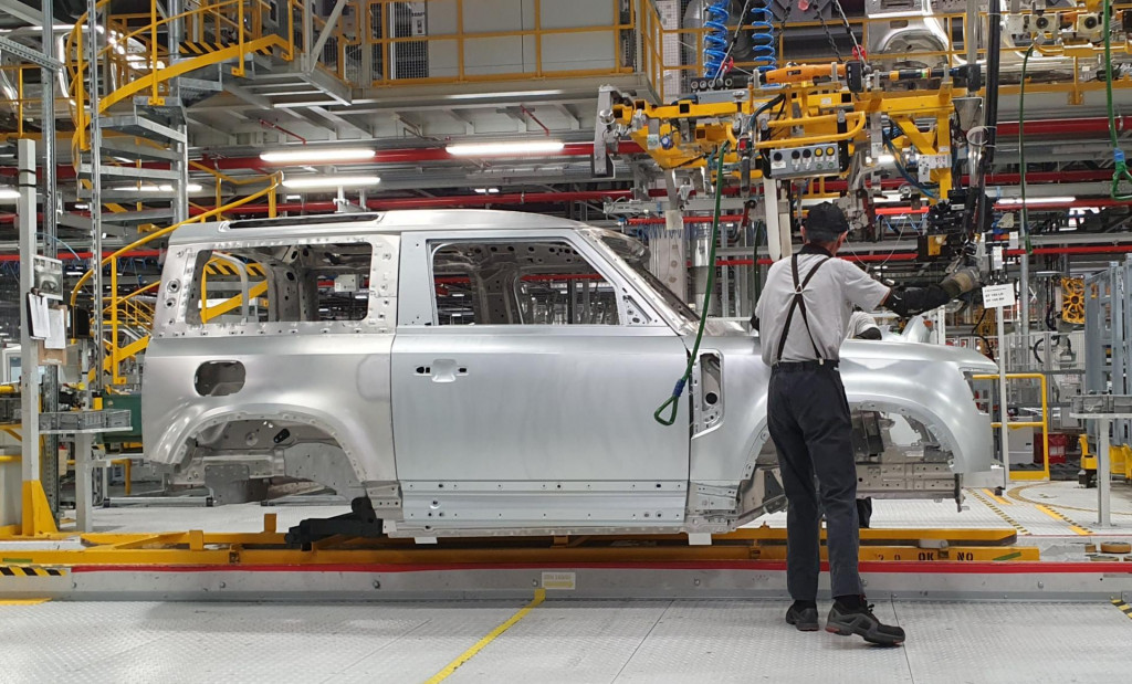 Zamestnanec obsluhuje montážnu linku vo výrobnom závode Jaguar Land Rover v Nitre. FOTO: TASR/Jaroslav Bublinec