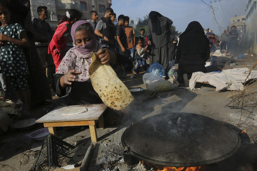 Palestíčanky pečú chlieb pred budovou školy, ktorá je pod správou Organizácie Spojených národov (OSN). FOTO: TASR/AP