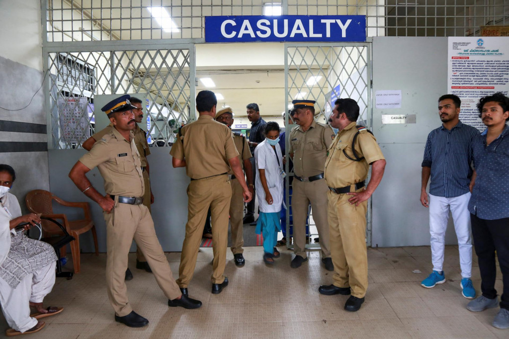 Policajti strážia pri vchode do nemocnice, kde boli prijatí zranení po niekoľkých výbuchoch počas náboženského zhromaždenia Jehovových svedkov v indickom meste Koči. FOTO: REUTERS